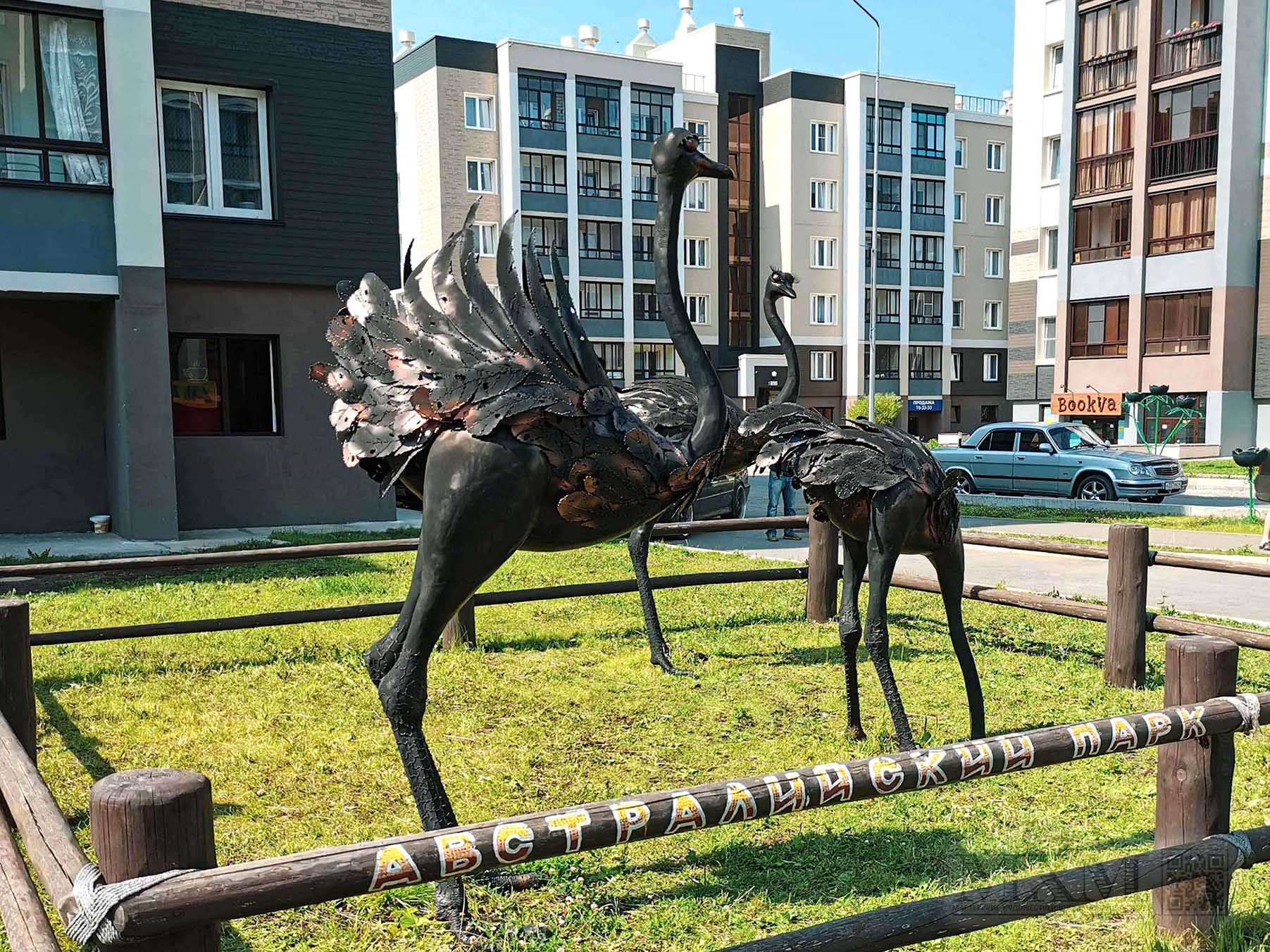 Скульптура из металла - страусы